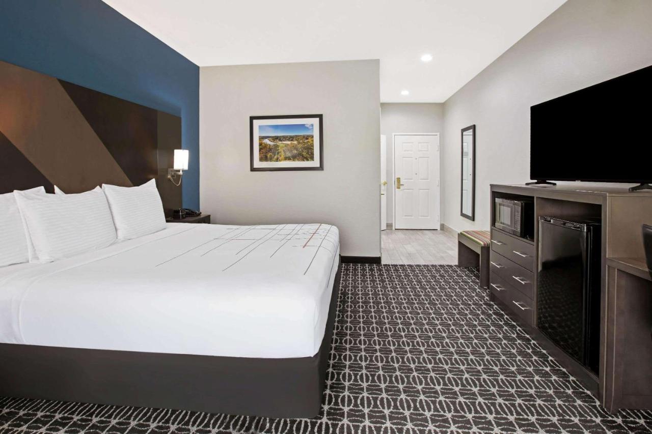 King Room - Mobility Access/Non-Smoking at La Quinta Inn & Suites by Wyndham Sulphur Springs