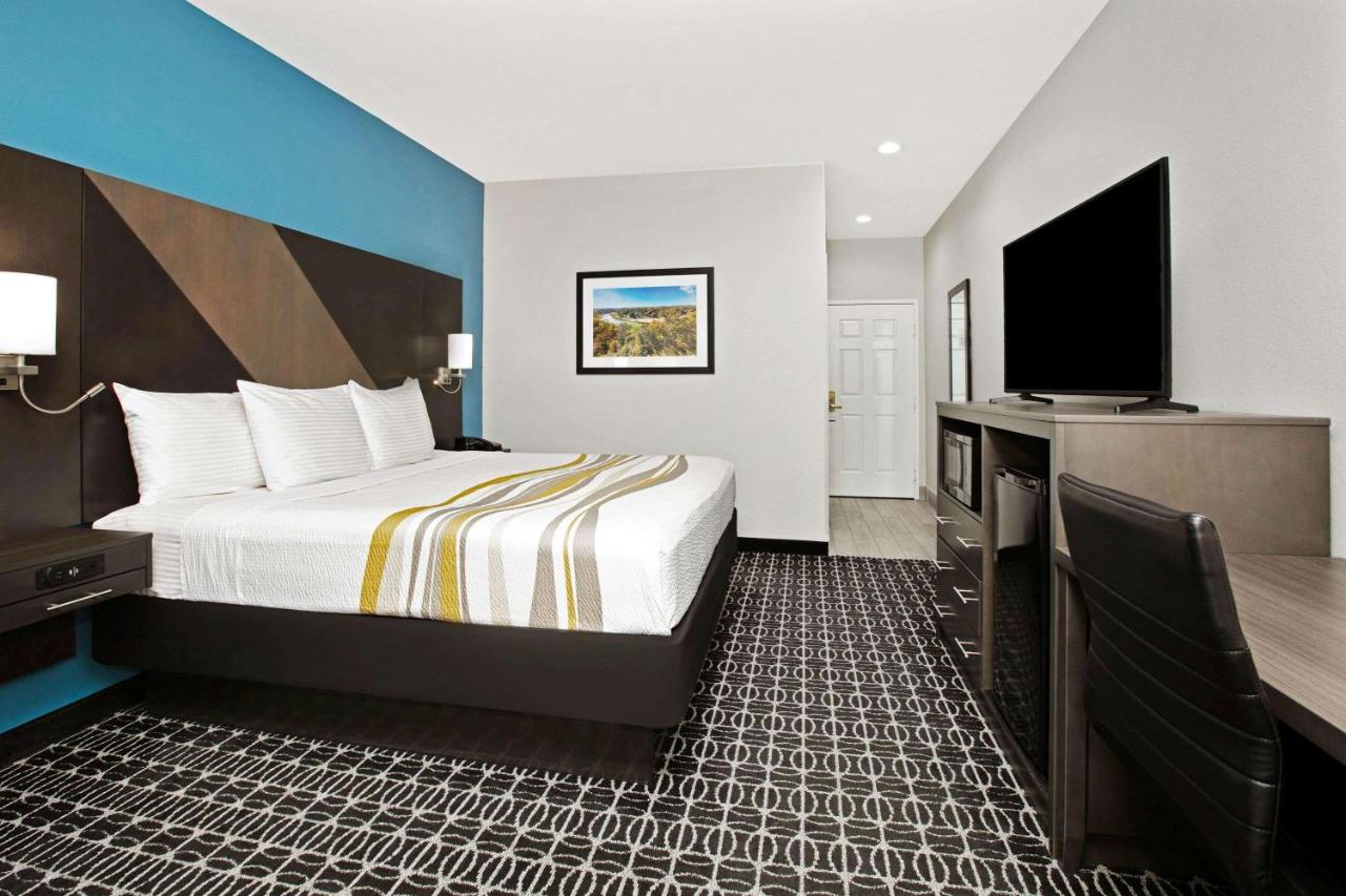 King Room - Non-Smoking at La Quinta Inn & Suites by Wyndham Sulphur Springs