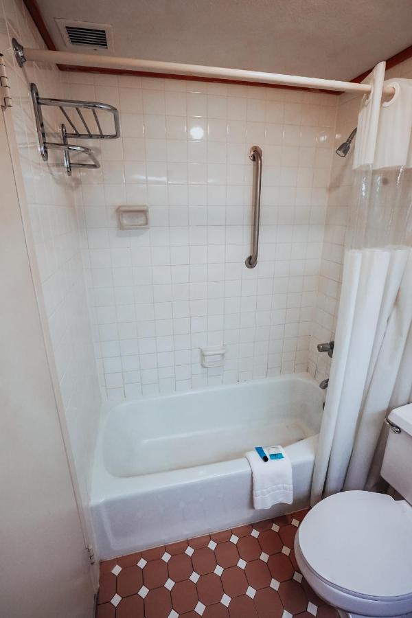 King Room at Lamplighter Inn & Suites - North
