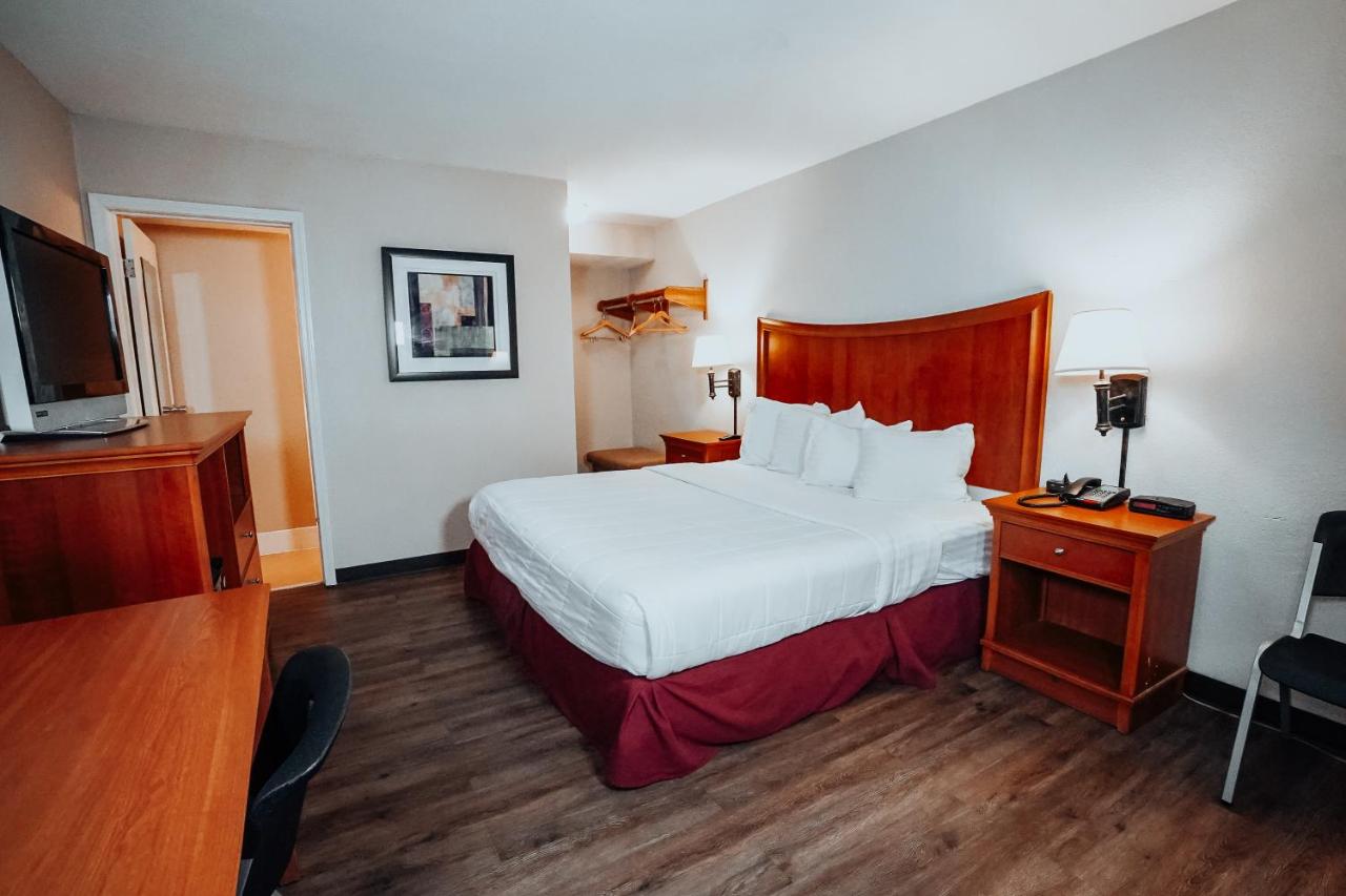 King Room at Lamplighter Inn & Suites - North
