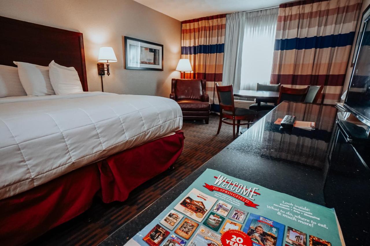 Superior Interior King Room at Lamplighter Inn & Suites - North