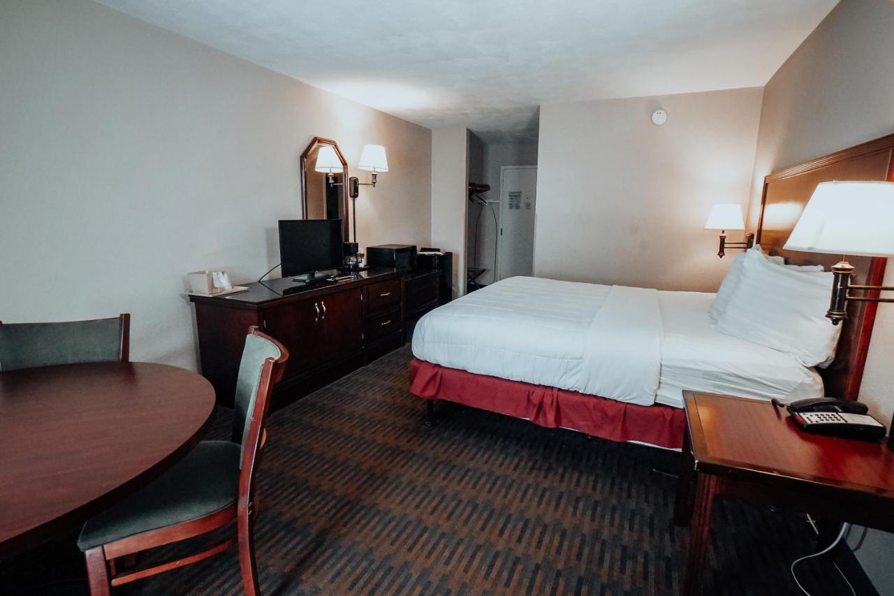 Superior Interior King Room at Lamplighter Inn & Suites - North