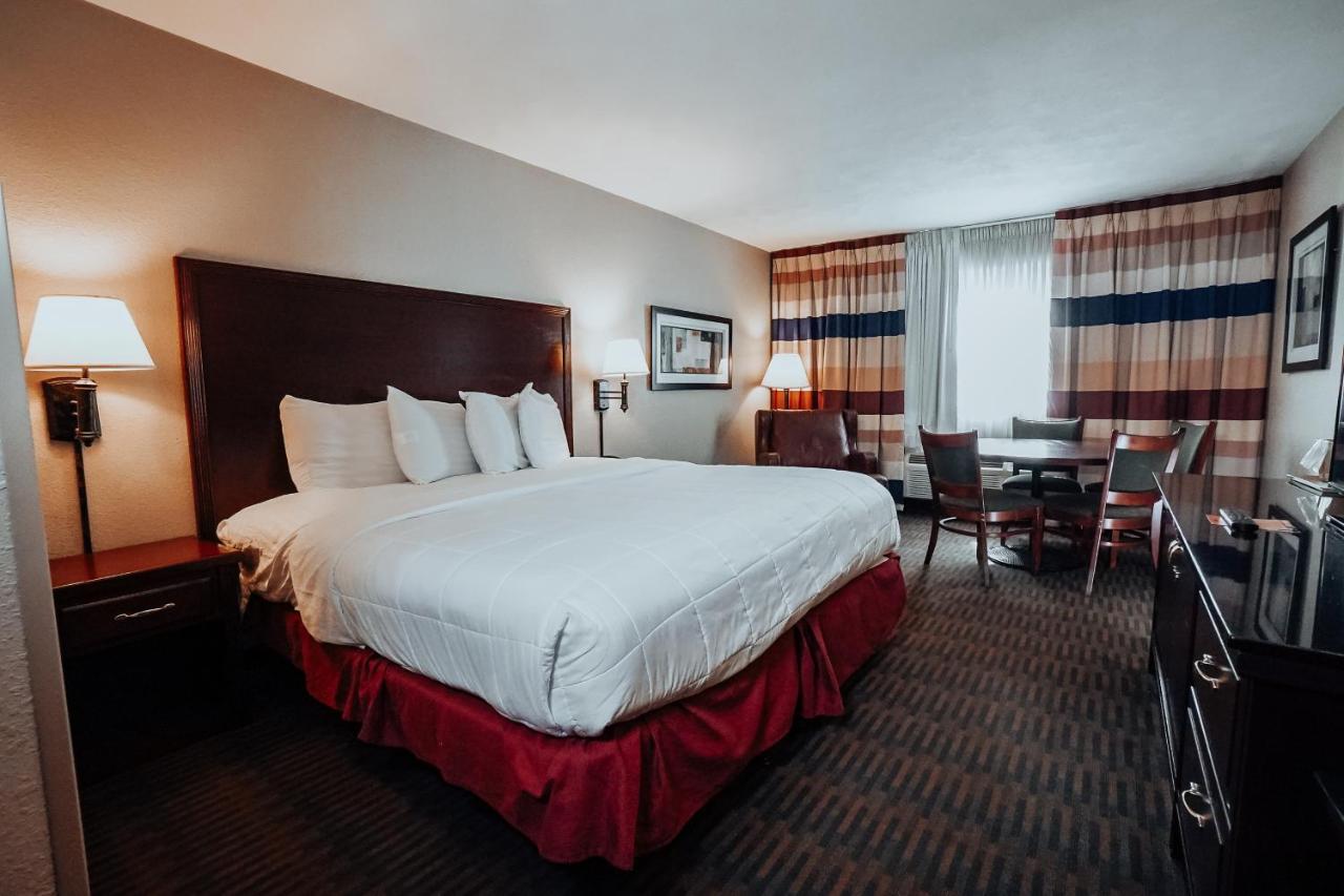 Superior Interior King Room at Lamplighter Inn & Suites - North