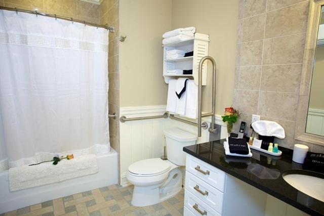 Standard Apartment with Two Double Beds at Guesthouse at Norwalk Inn