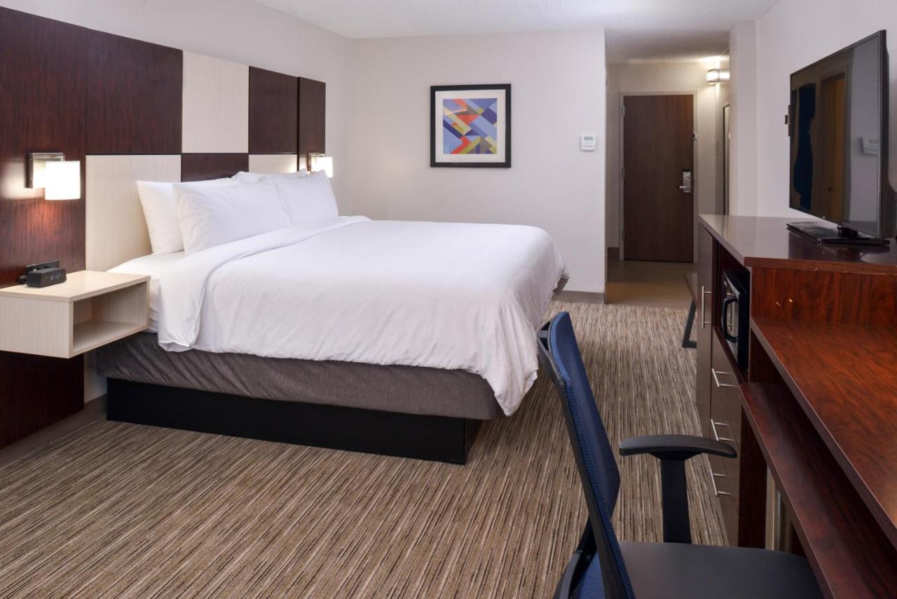 Standard King Room at Holiday Inn Express Towson - Baltimore North by IHG