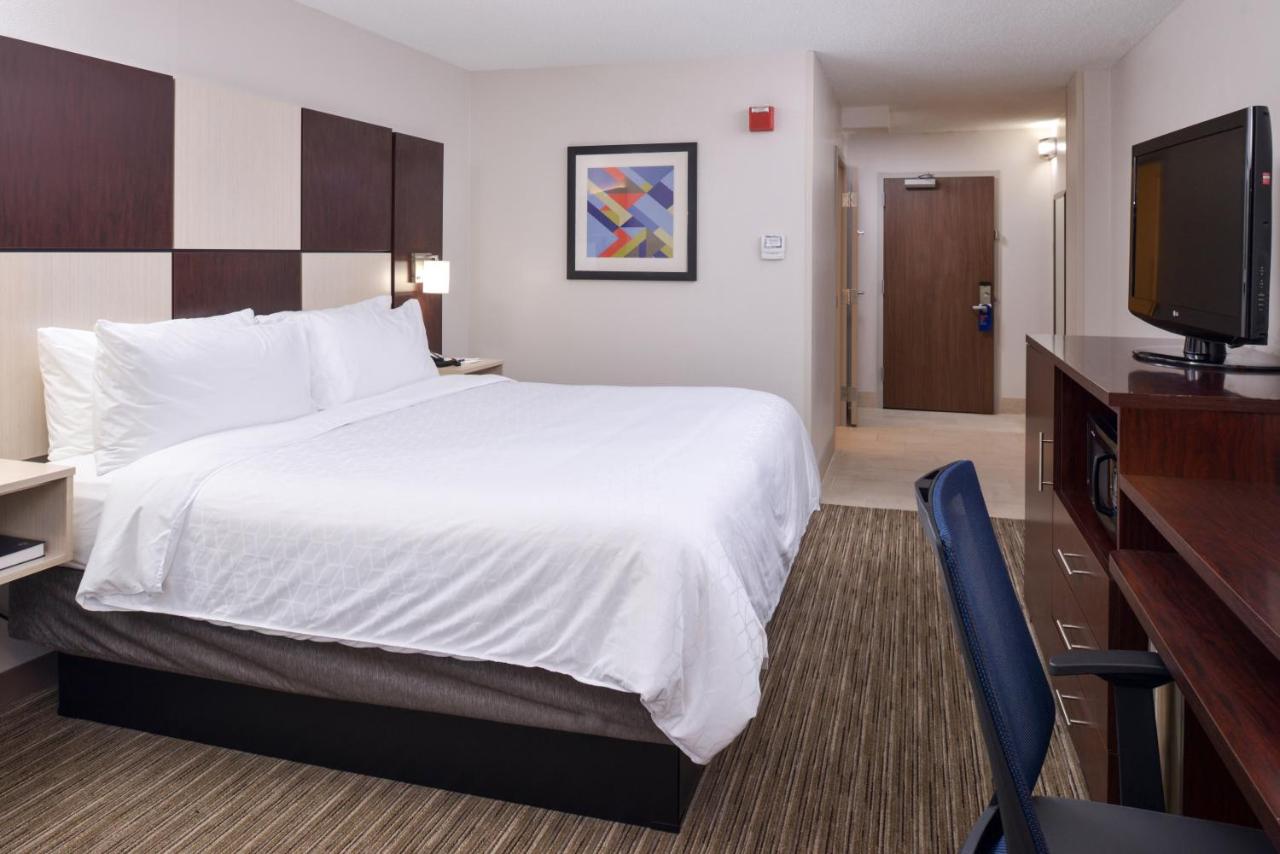 King Room - Hearing Accessible - Roll-in Shower at Holiday Inn Express Towson - Baltimore North by IHG