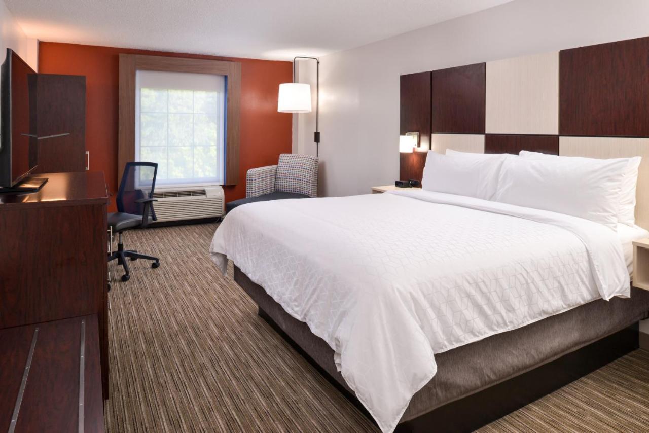 Standard King Room at Holiday Inn Express Towson - Baltimore North by IHG