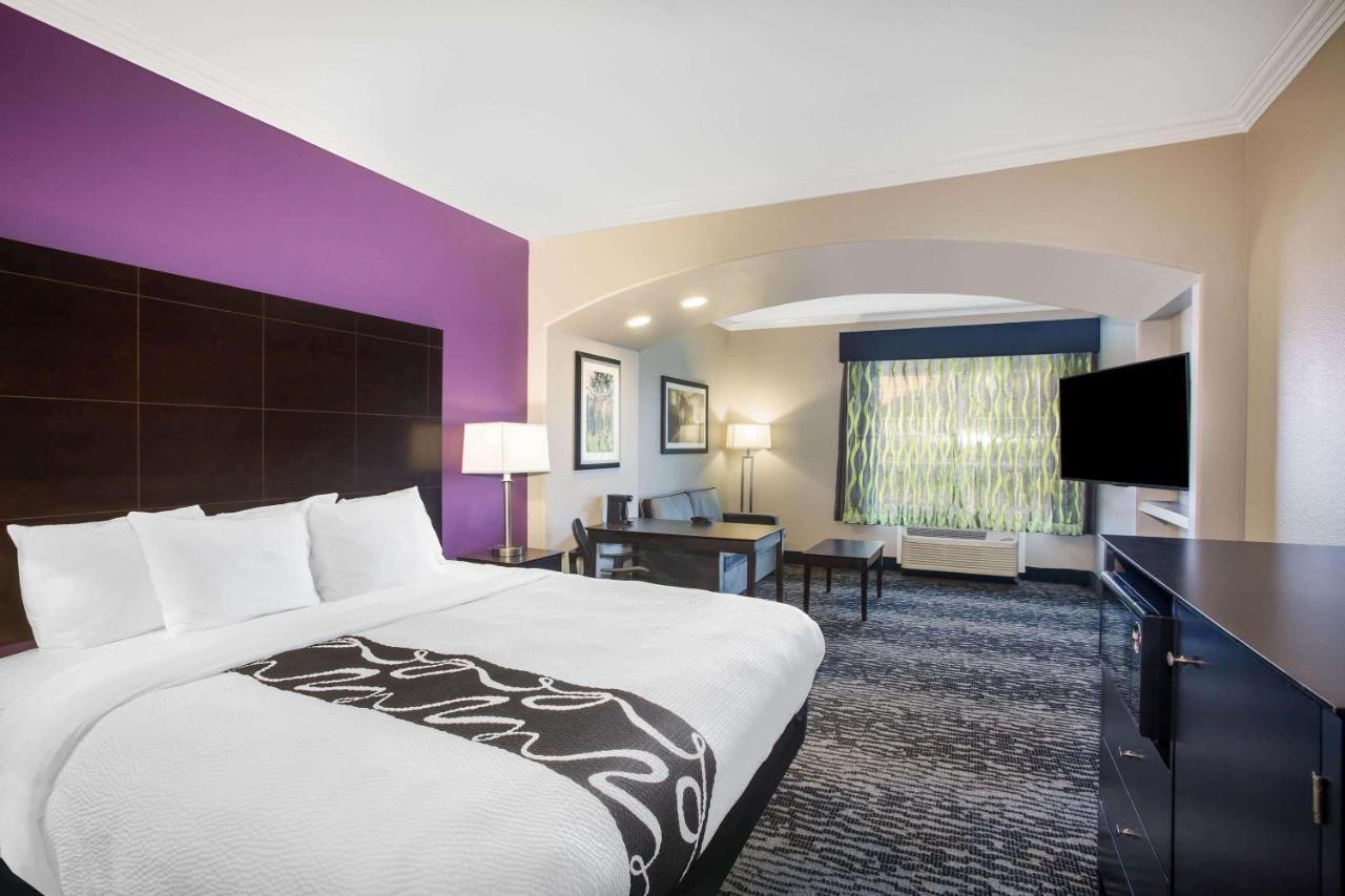 Deluxe King Suite with Bath Tub - Mobility/Hearing Access - Non-Smoking at La Quinta Inn & Suites by Wyndham Columbus TX