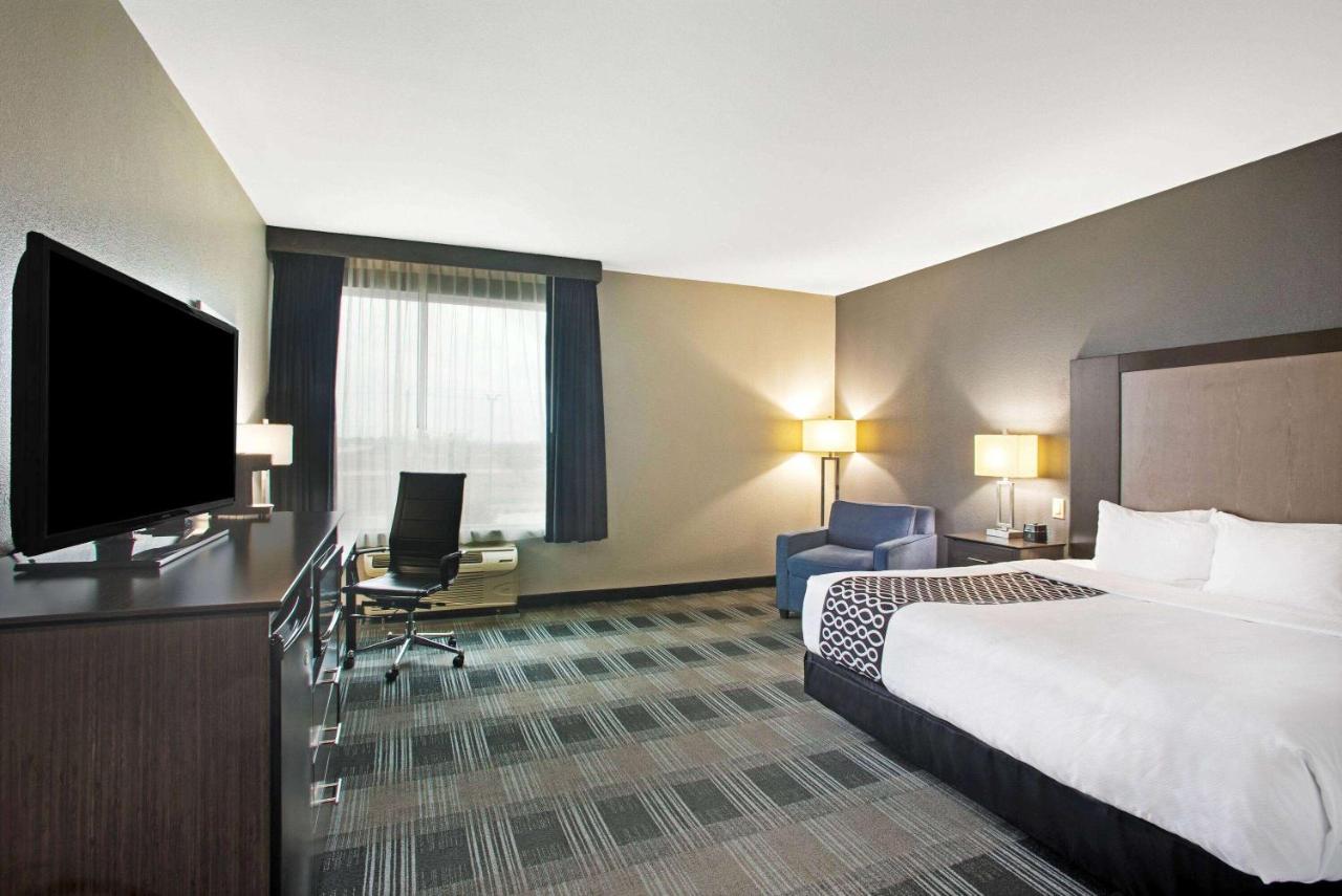 1 King Bed, Deluxe Mobility Accessible Room, Bathtub w/ Grab Bars, Non-Smoking at La Quinta Inn & Suites by Wyndham Victoria - South