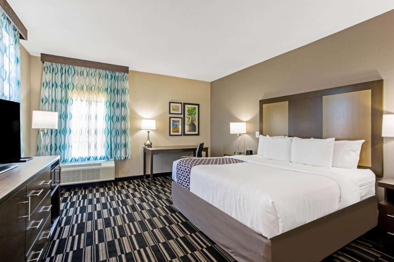 King Room with Roll-In Shower - Mobility/Hearing Accessible - Non-Smoking at La Quinta Inn & Suites by Wyndham Sweetwater East