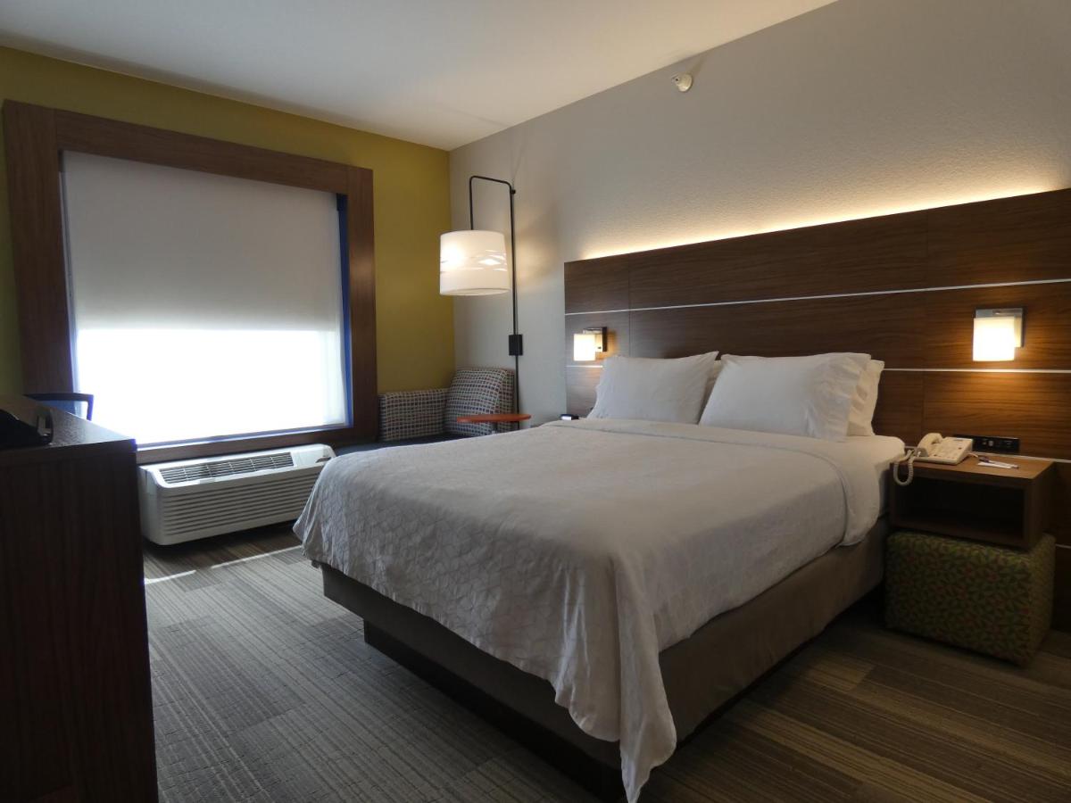 Queen Room at Holiday Inn Express Hotel & Suites Limon I-70 by IHG
