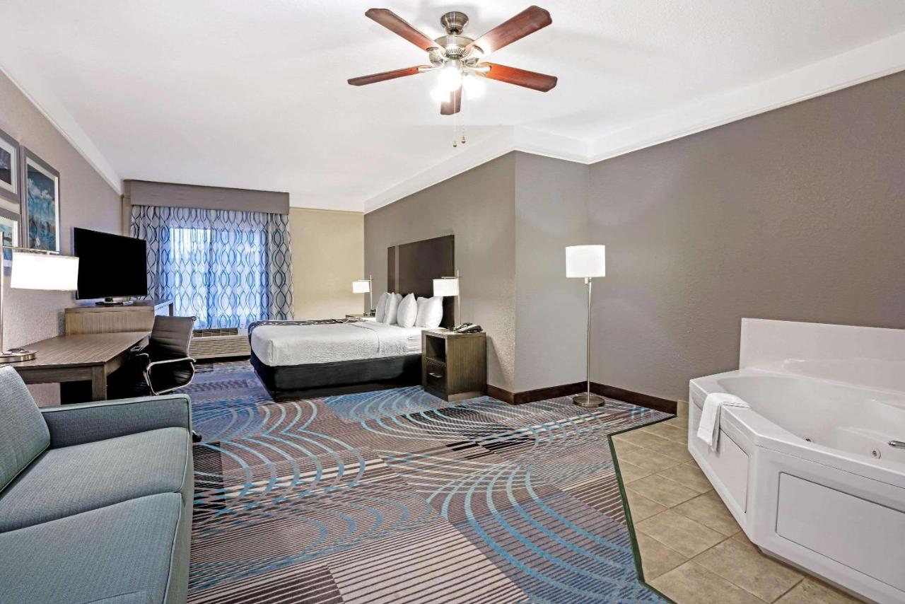 Deluxe King Suite with Bath Tub - Mobility/Hearing Access - Non-Smoking at La Quinta Inn & Suites by Wyndham Conroe