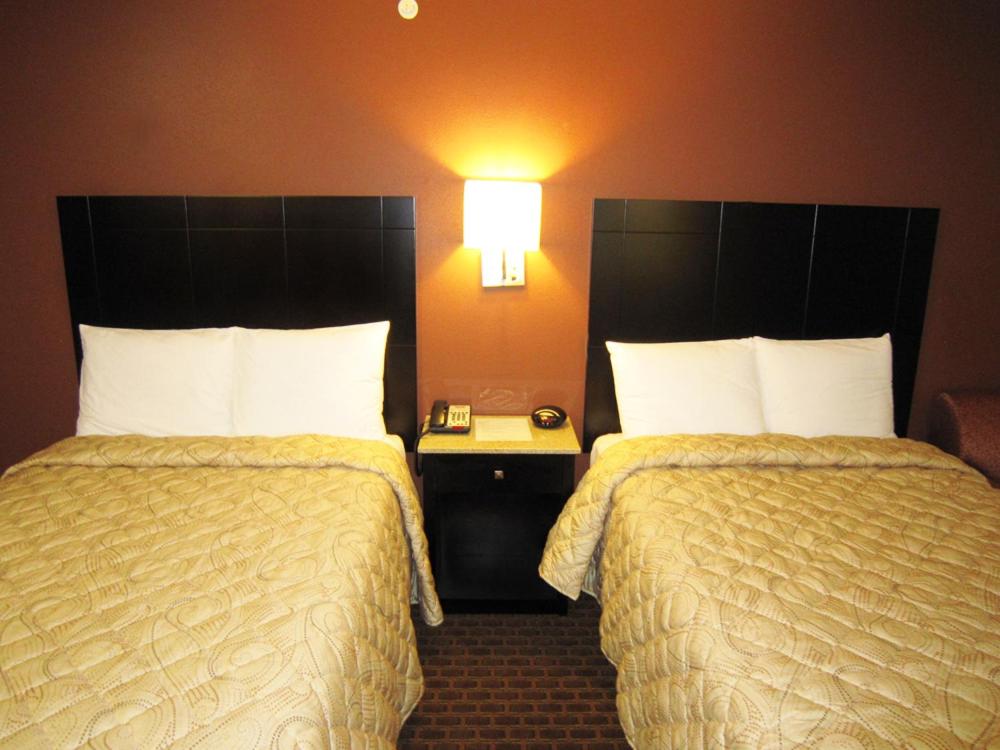 Double Room - Disability Access at Red Carpet Inn And Suites Monmouth Jtc