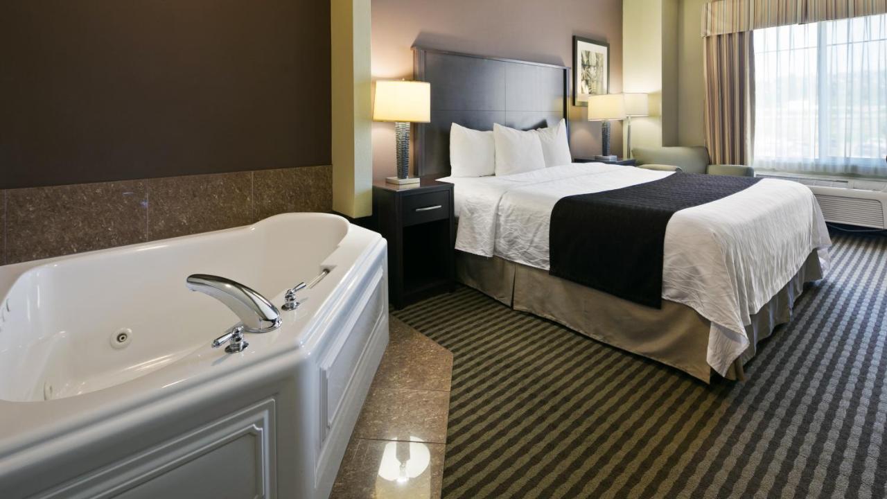 King Jacuzzi Suite at Best Western Plus Port of Camas - Washougal Convention Center