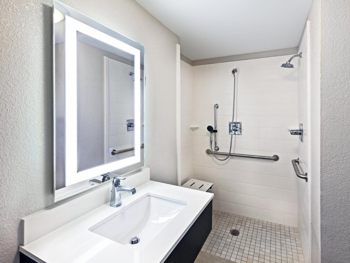 King Room with Bath Tub - Disability Access/Non-Smoking at Holiday Inn Express New Orleans East by IHG