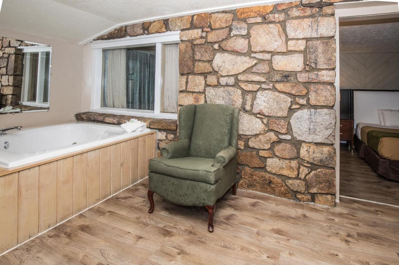 Deluxe Room at Fabulous Chalet Inn