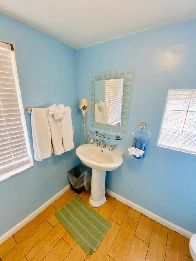 Queen Room at Sun Deck Inn and Suites