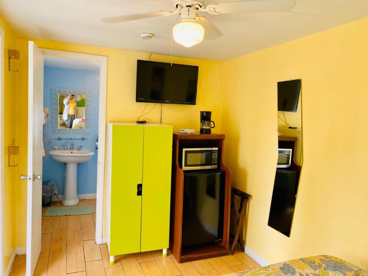 Queen Room at Sun Deck Inn and Suites