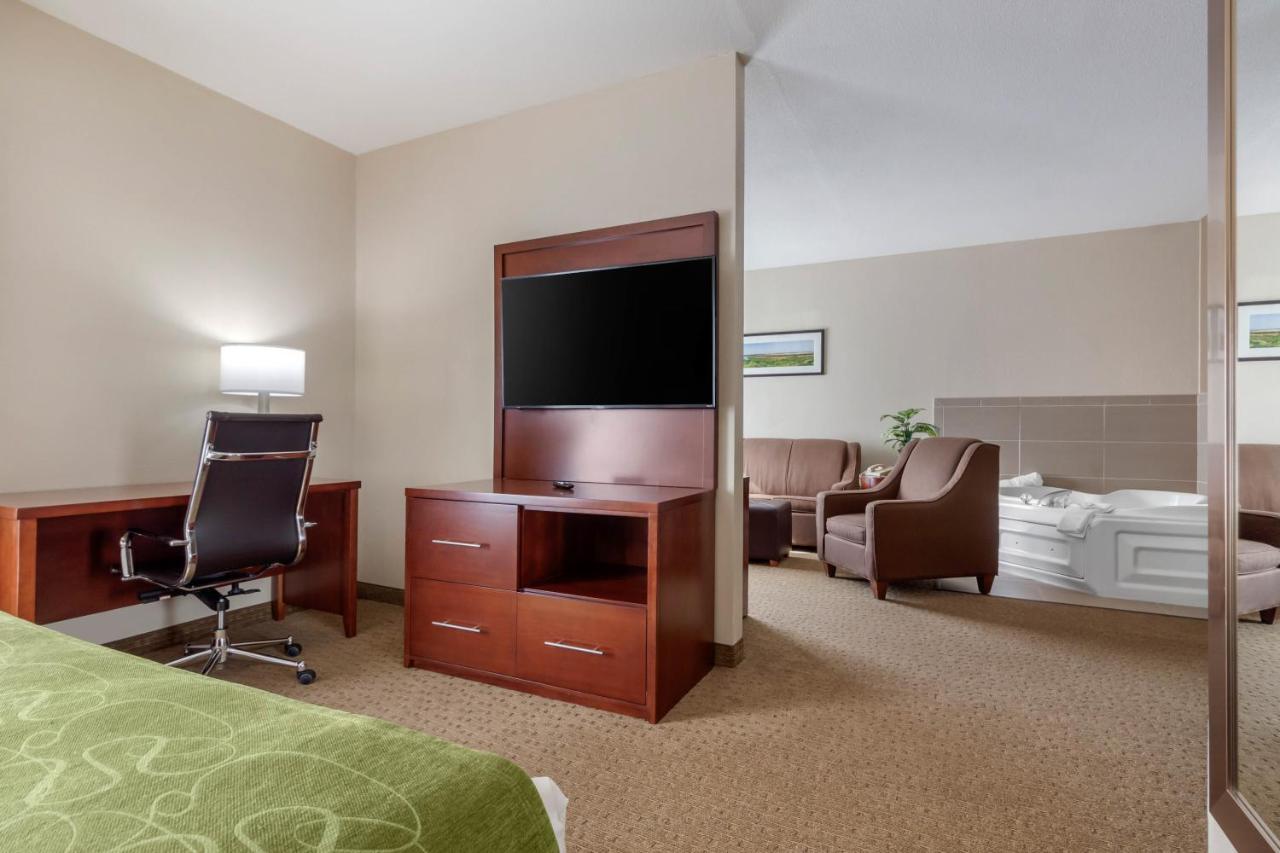 King Suite with Hot Tub - Non-Smoking at Comfort Suites Omaha East-Council Bluffs