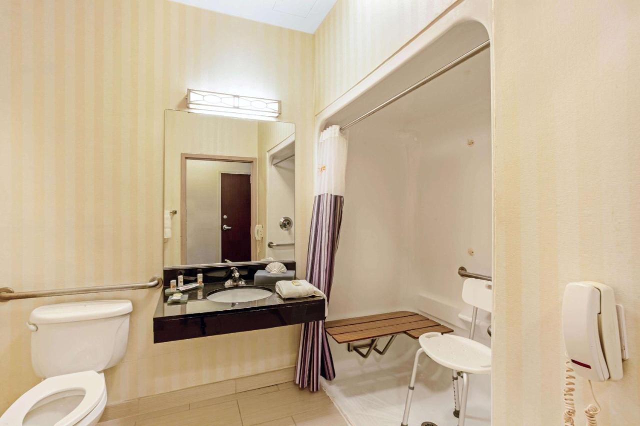 King Room - Disability Access at La Quinta Inn & Suites by Wyndham Manassas Battlefield
