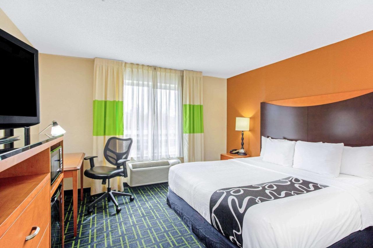 King Room at La Quinta Inn & Suites by Wyndham Manassas Battlefield