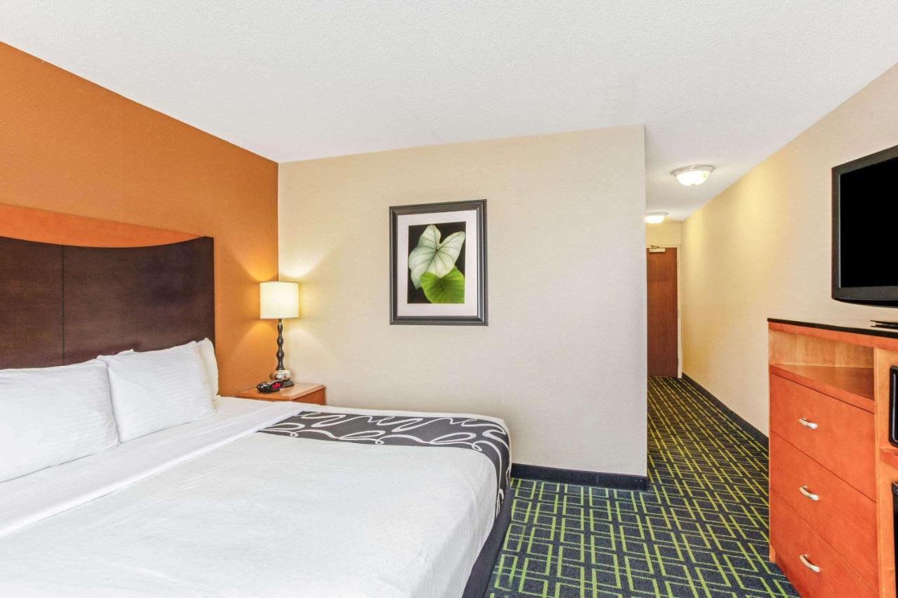 Executive King Studio with Sofa Bed at La Quinta Inn & Suites by Wyndham Manassas Battlefield