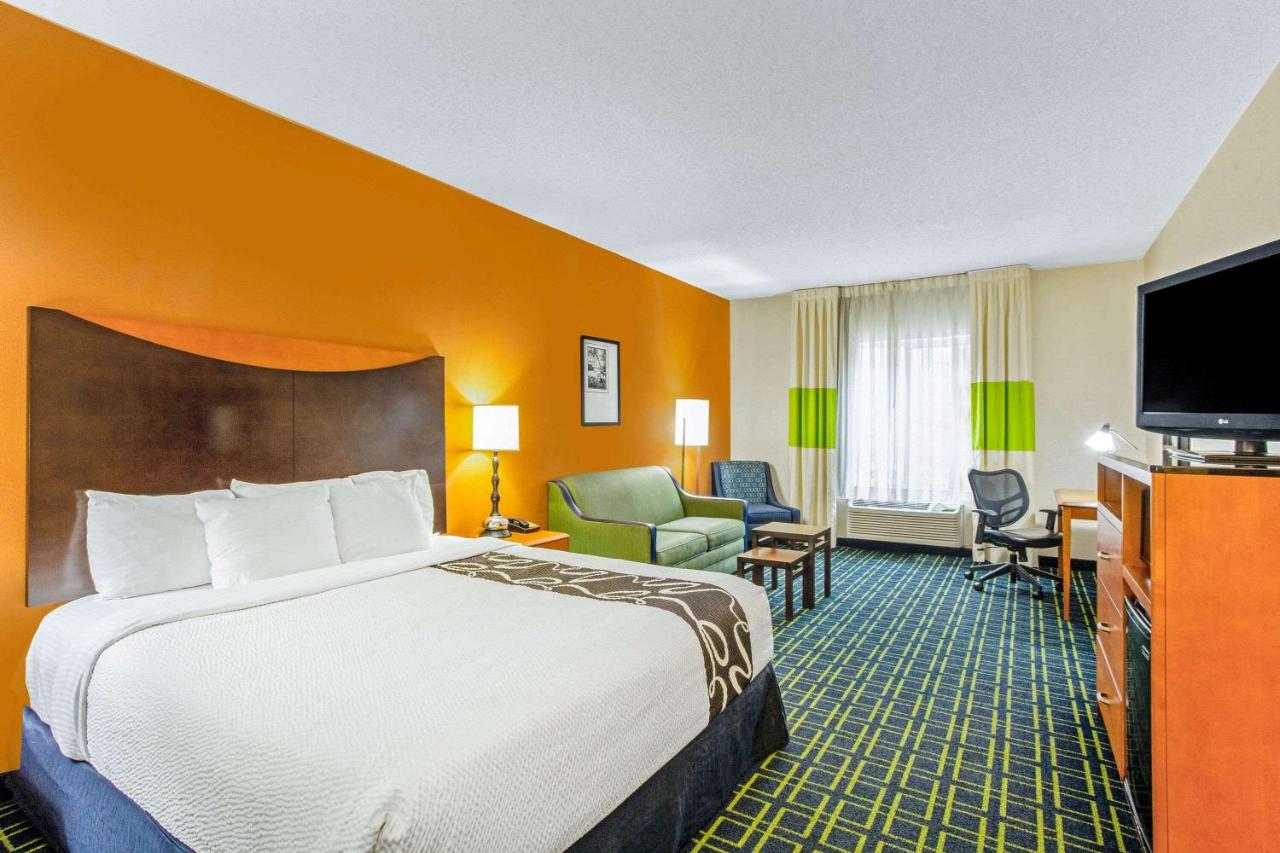 Executive King Studio with Sofa Bed at La Quinta Inn & Suites by Wyndham Manassas Battlefield