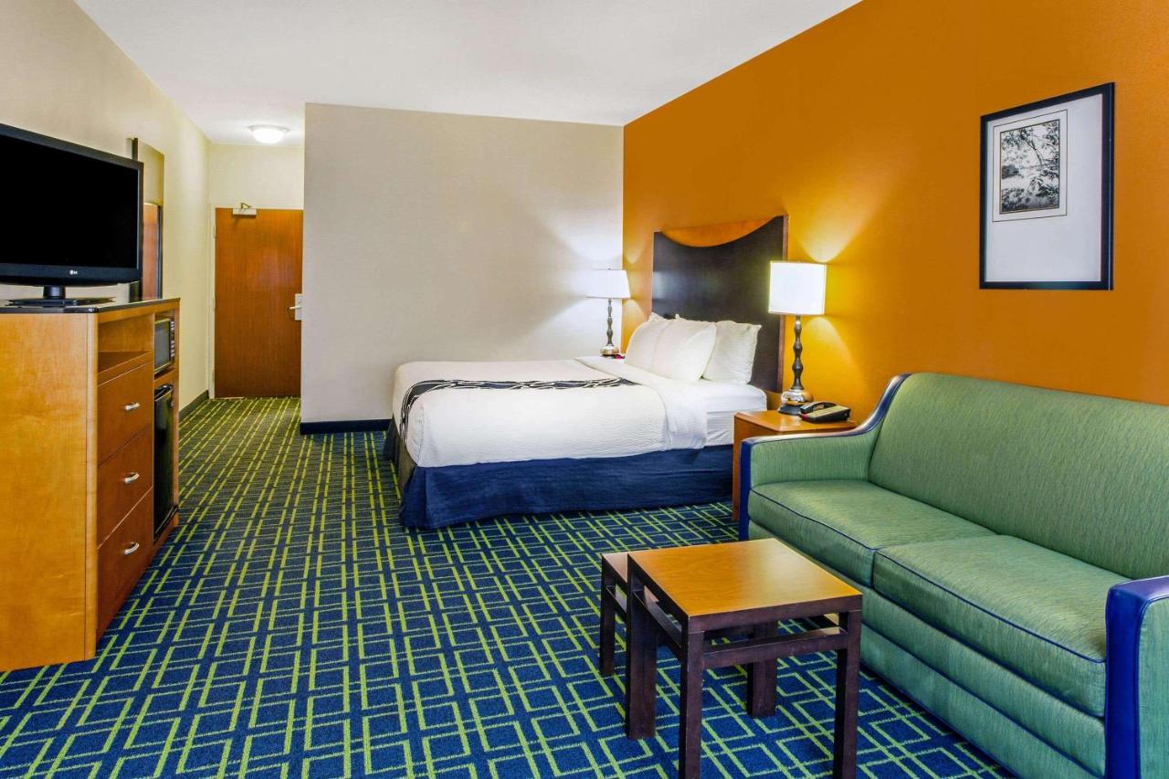 Executive King Studio with Sofa Bed at La Quinta Inn & Suites by Wyndham Manassas Battlefield