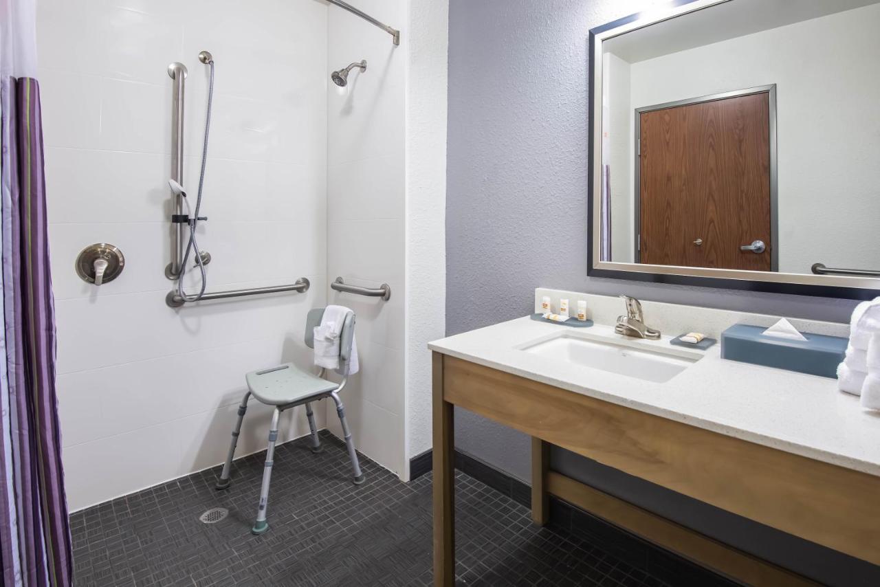 Deluxe King Room with Roll In Shower - Mobility Accessible/Non-Smoking at La Quinta Inn & Suites by Wyndham Morgantown