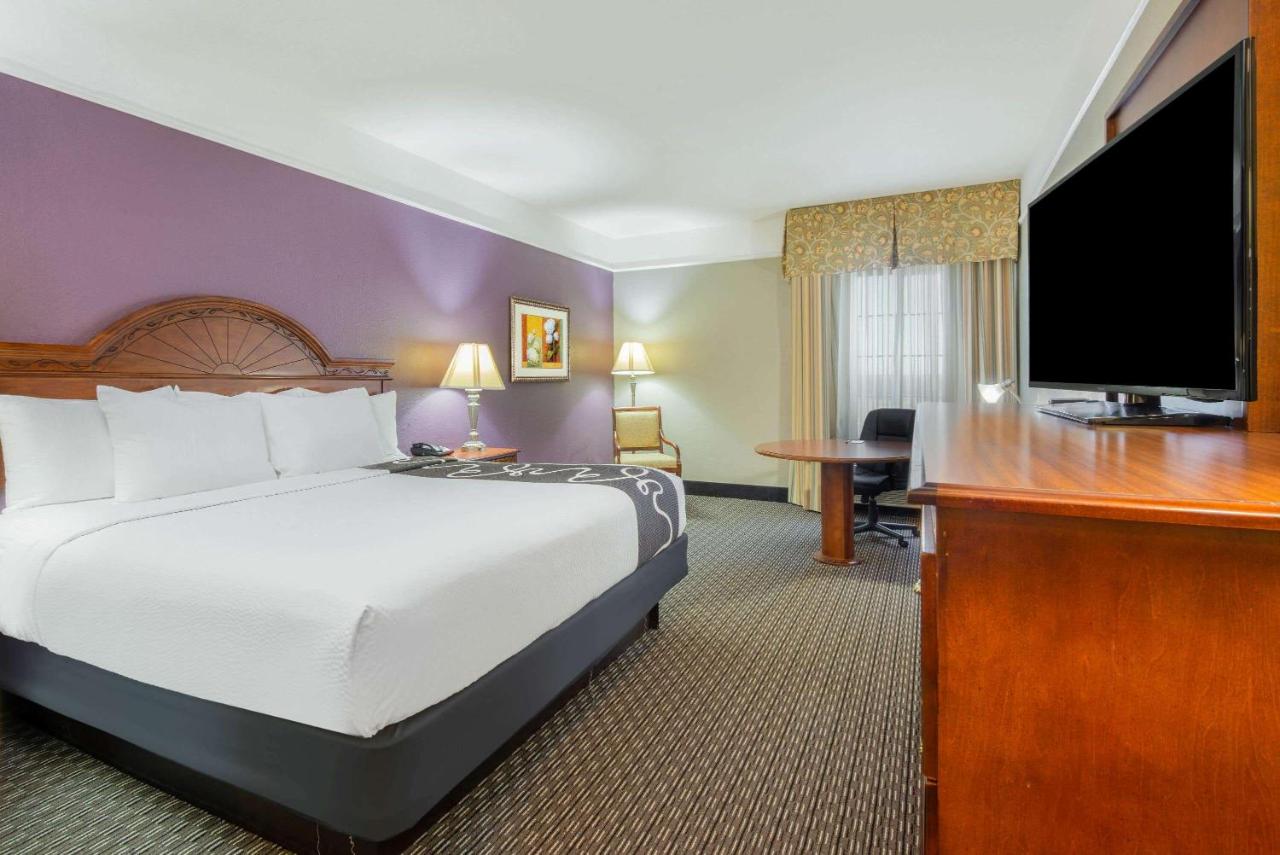 Deluxe King Room at La Quinta Inn & Suites by Wyndham Gainesville