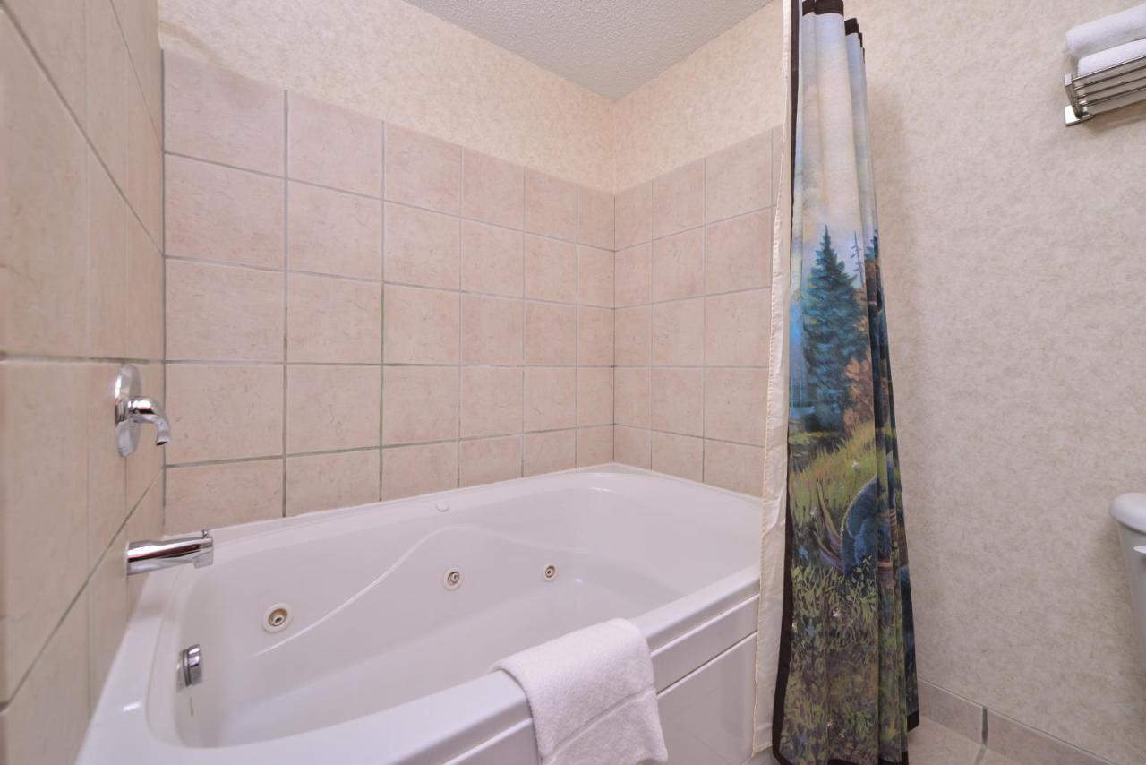 King Suite with Spa Bath at Kelly Inn & Suites Mitchell South Dakota