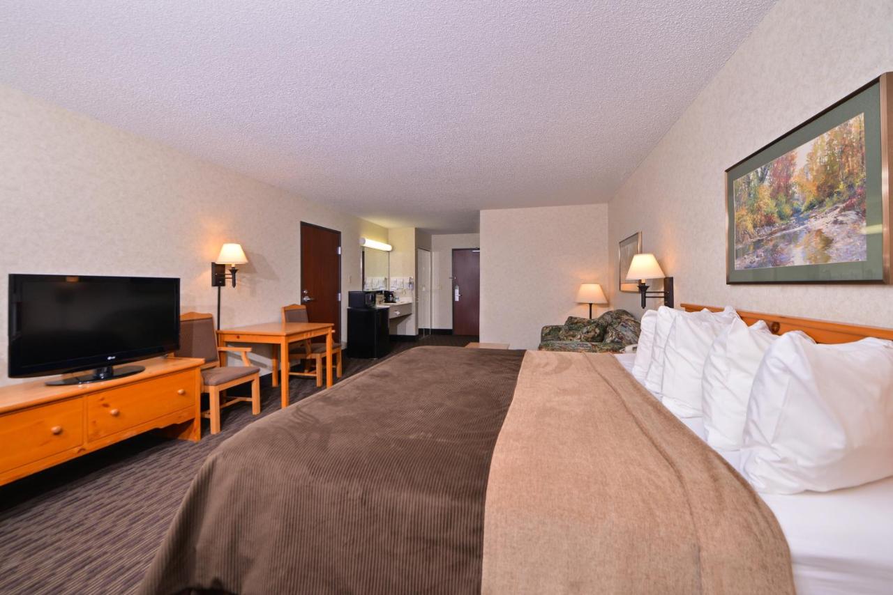 King Suite with Spa Bath at Kelly Inn & Suites Mitchell South Dakota