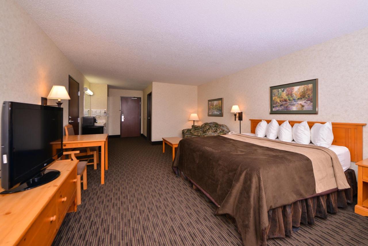 King Suite with Spa Bath at Kelly Inn & Suites Mitchell South Dakota