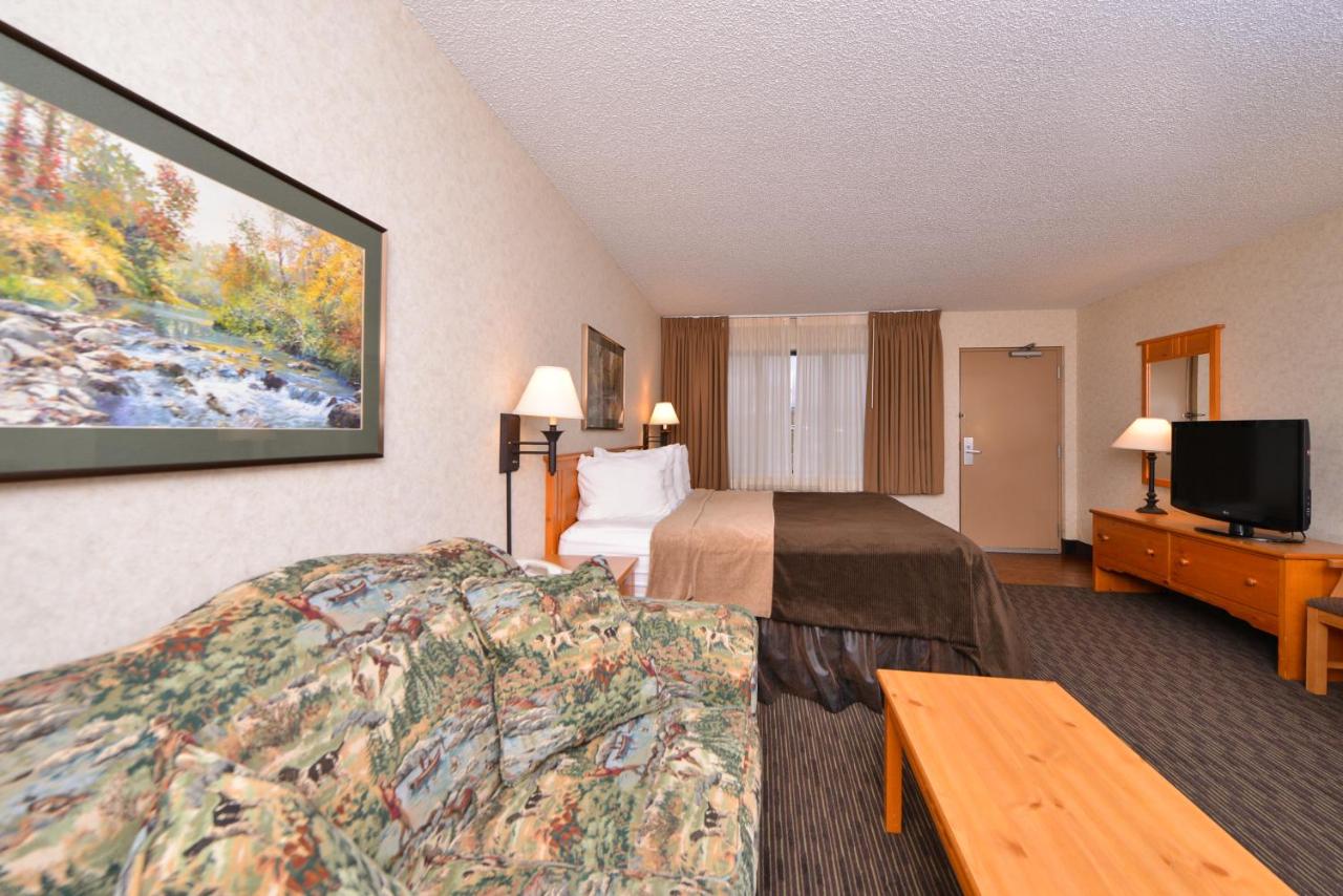 King Suite with Spa Bath at Kelly Inn & Suites Mitchell South Dakota