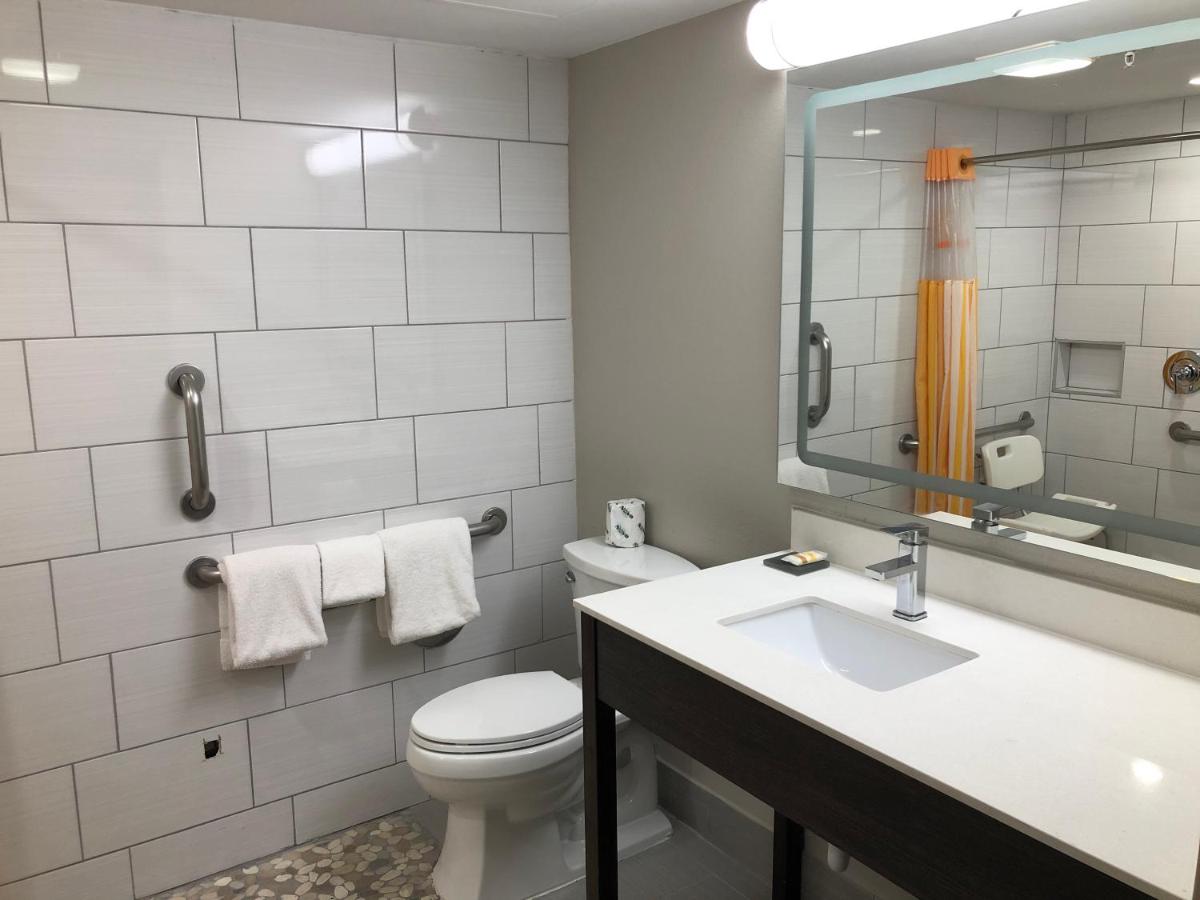 Queen Room at La Quinta Inn & Suites by Wyndham Minneapolis Northwest