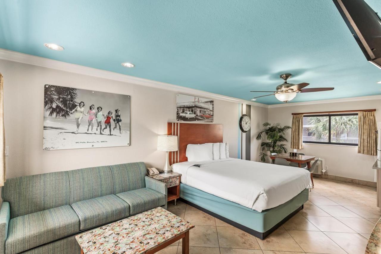 Deluxe Efficiency Suite: 1 King Bed and 1 Sofa Bed at Plaza Beach Hotel Beachfront Resort