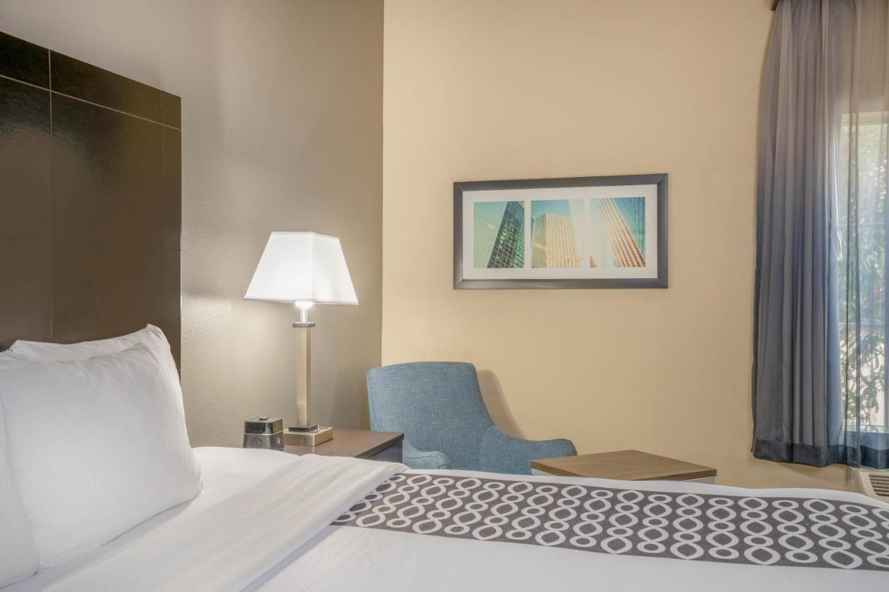 King Room at La Quinta Inn & Suites by Wyndham Houston Energy Corridor