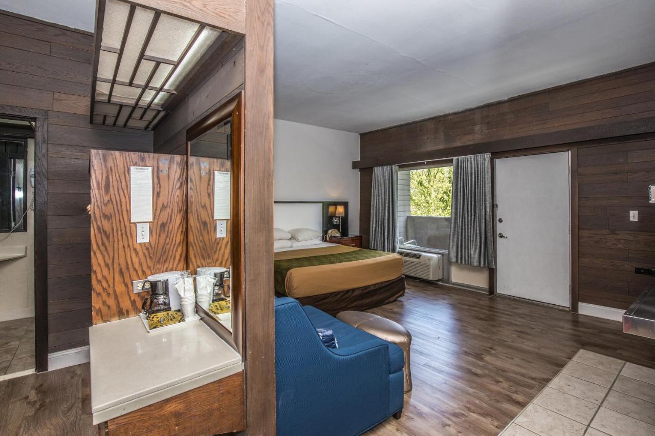 Standard King Room at Fabulous Chalet Inn