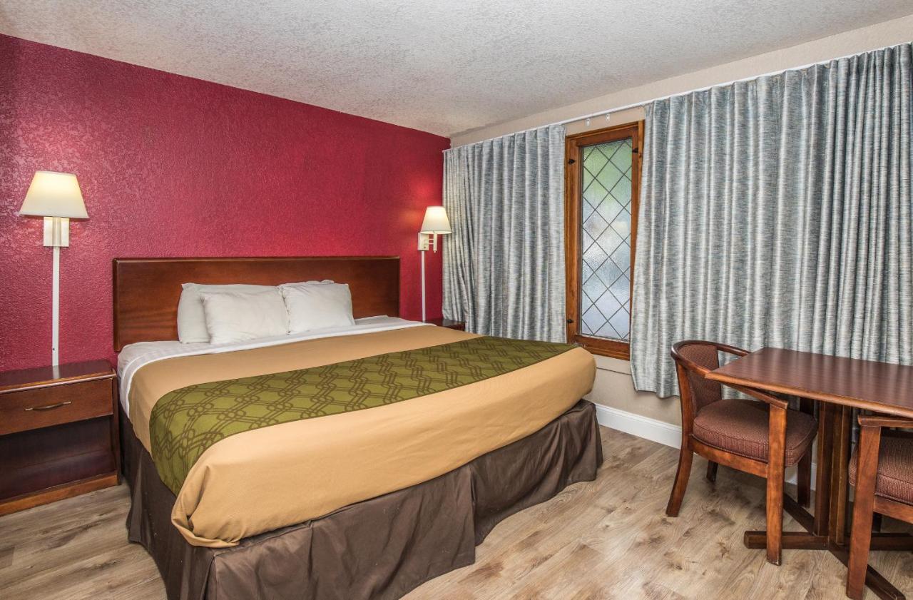 Standard King Room at Fabulous Chalet Inn
