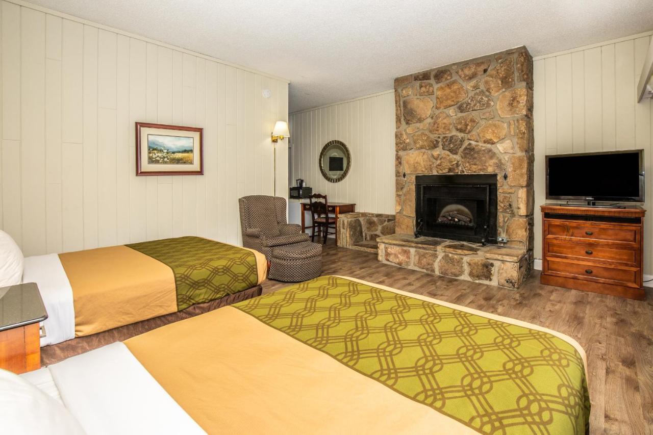 Deluxe Room with Two Double Beds at Fabulous Chalet Inn