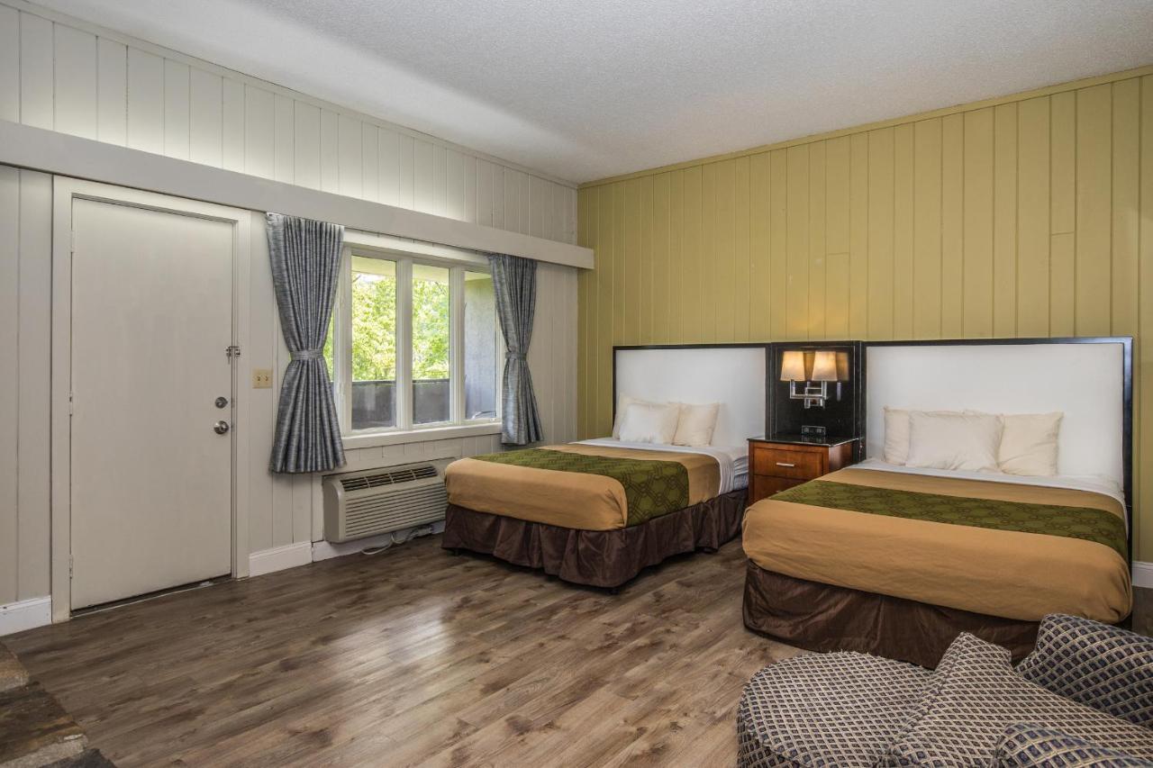 Deluxe Room with Two Double Beds at Fabulous Chalet Inn