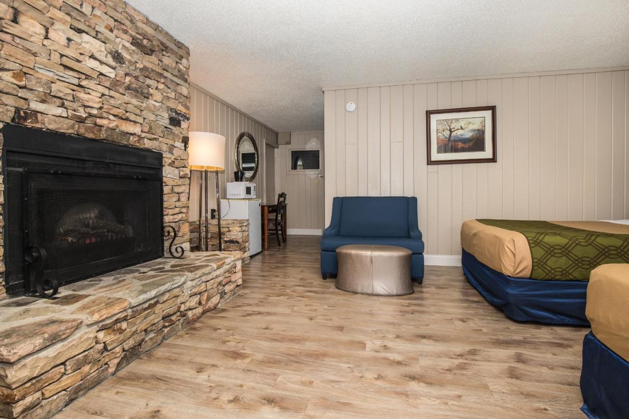 Deluxe Room with Two Double Beds at Fabulous Chalet Inn