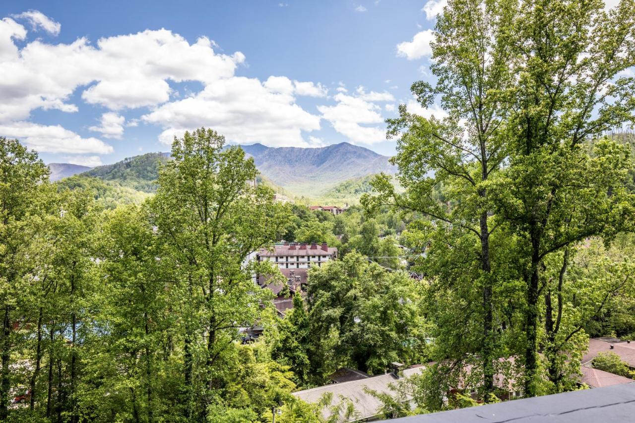 Deluxe Room with Two Double Beds at Fabulous Chalet Inn
