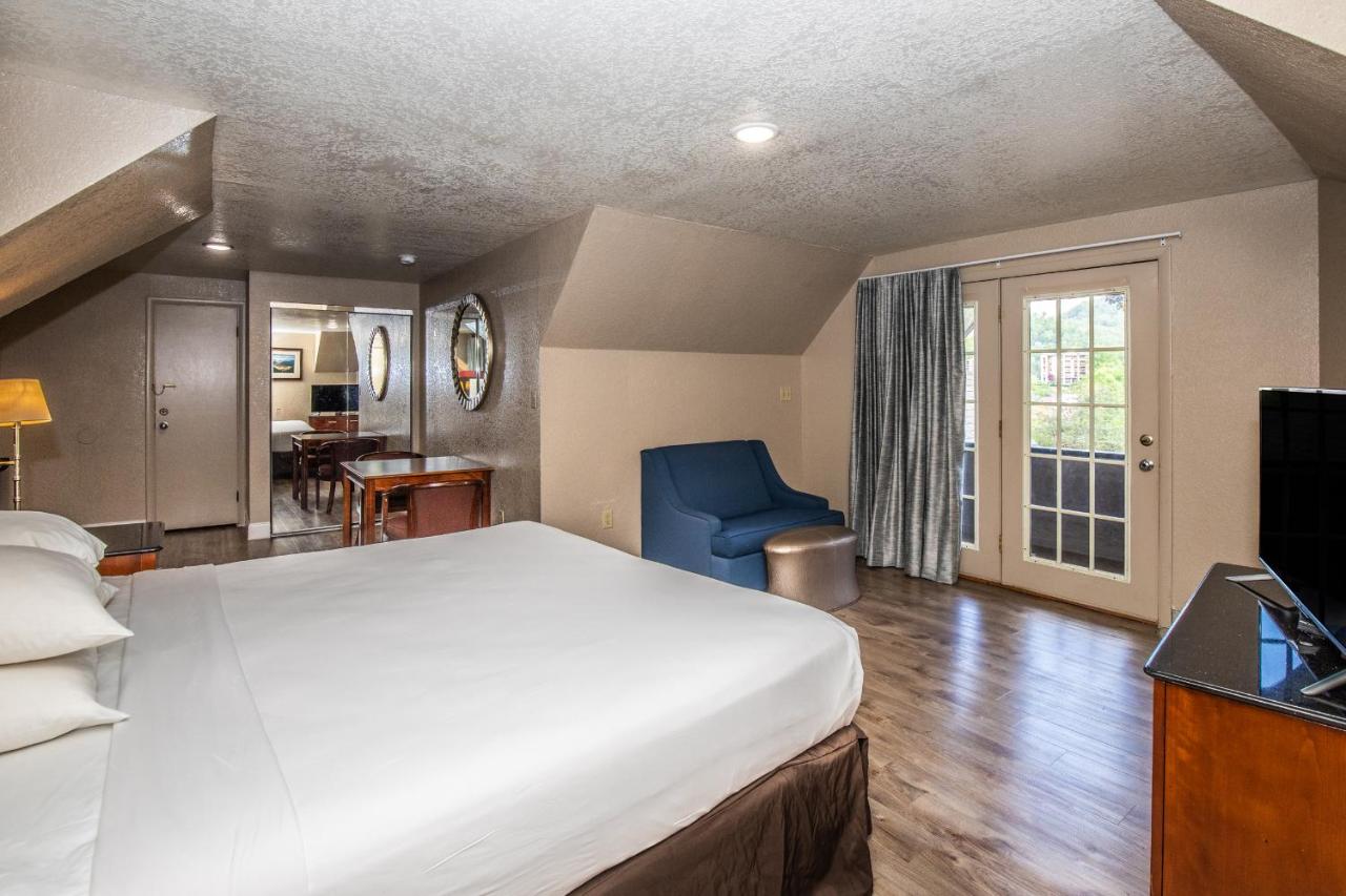 King Room with Mountain View at Fabulous Chalet Inn