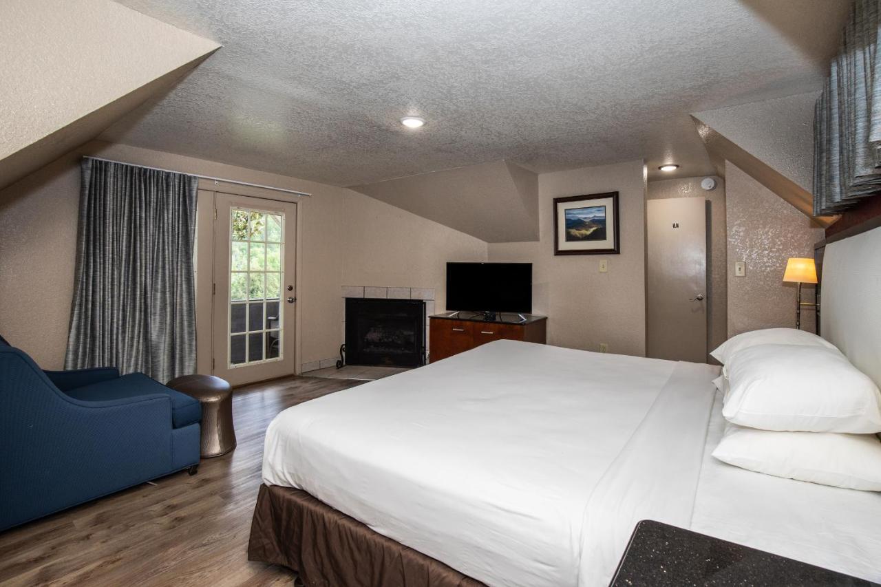 King Room with Mountain View at Fabulous Chalet Inn