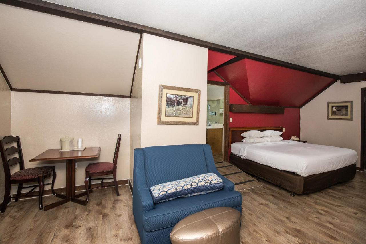 King Room with Mountain View at Fabulous Chalet Inn