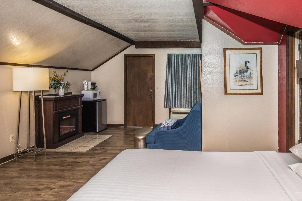 King Room with Mountain View at Fabulous Chalet Inn