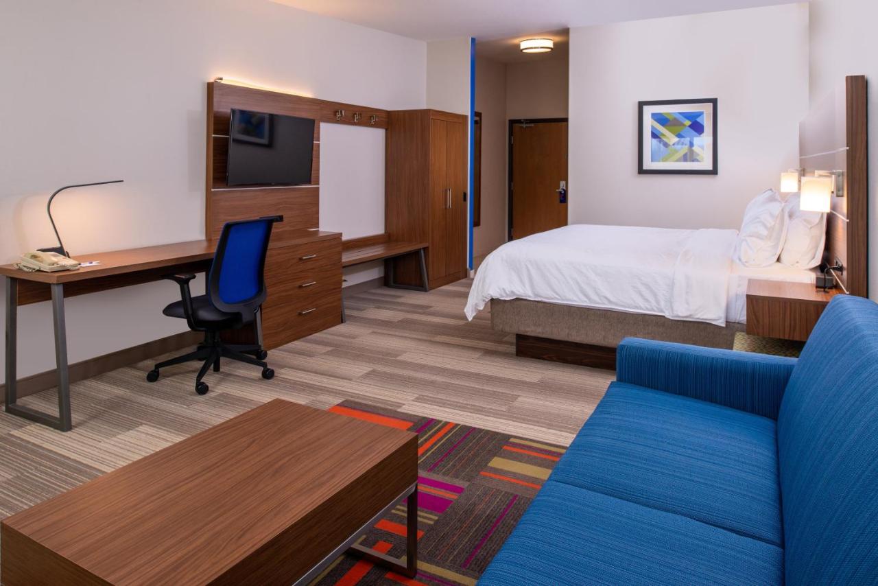 Standard King Room with Balcony and Mountain View at Holiday Inn Express & Suites Gunnison by IHG