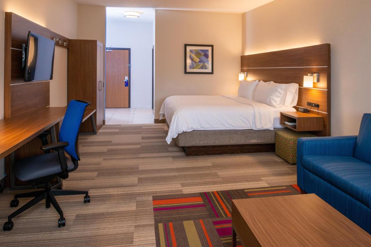 Standard King Room with Balcony and Mountain View at Holiday Inn Express & Suites Gunnison by IHG