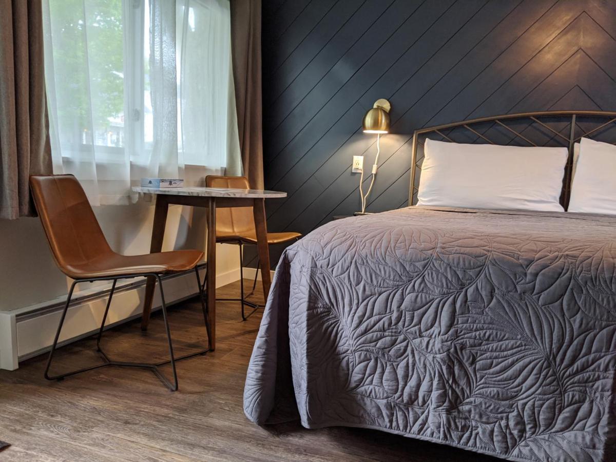 Standard King Room at Cedar Court Inn